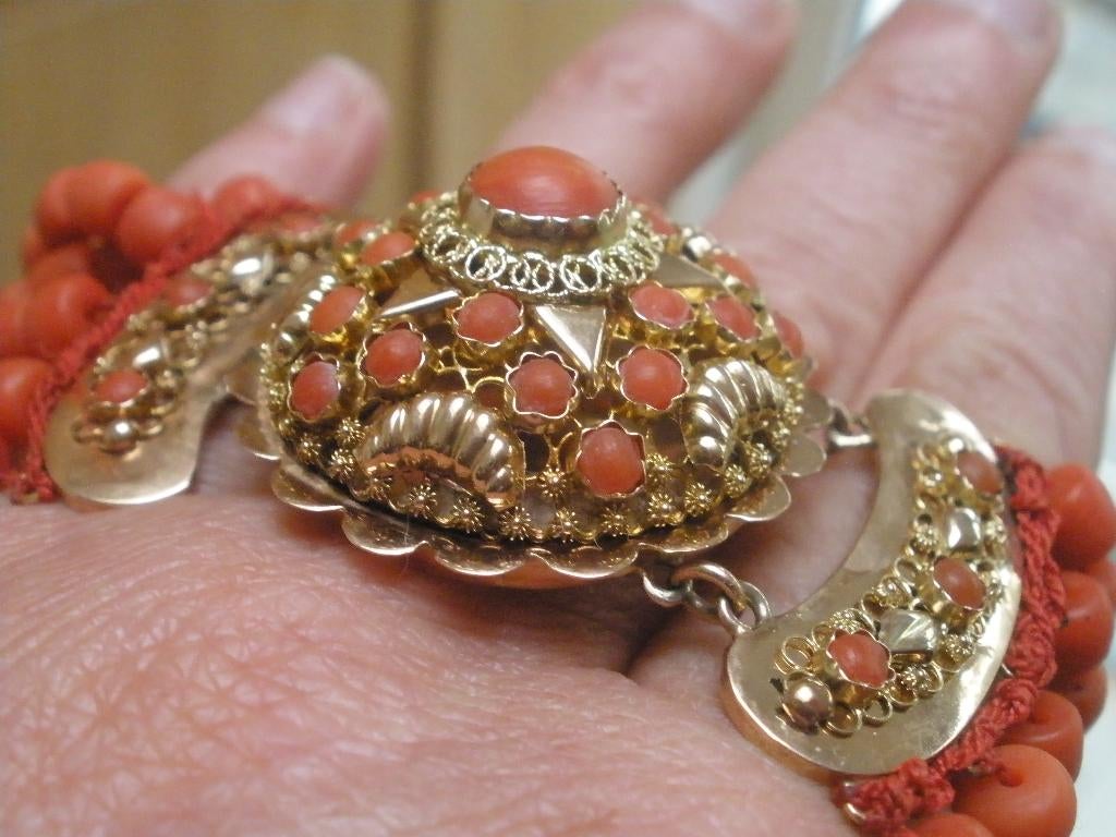 Zeeuwse Bloedkoraal ketting Gouden Slot 1853-1876 Walcheren, Ophalen of Verzenden, Goud, Ketting, Met edelsteen