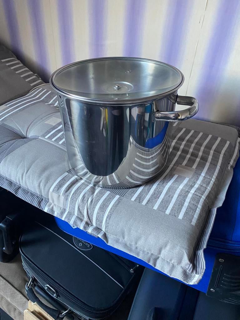 Huis en inrichting, Huis en Inrichting, Emmers, Ophalen of Verzenden, Zo goed als nieuw, Overige materialen, Met deksel