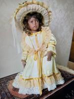 Porseleinen Pop in Jurk en Hoed - Verzamelobject, Ophalen of Verzenden, Zo goed als nieuw, Pop