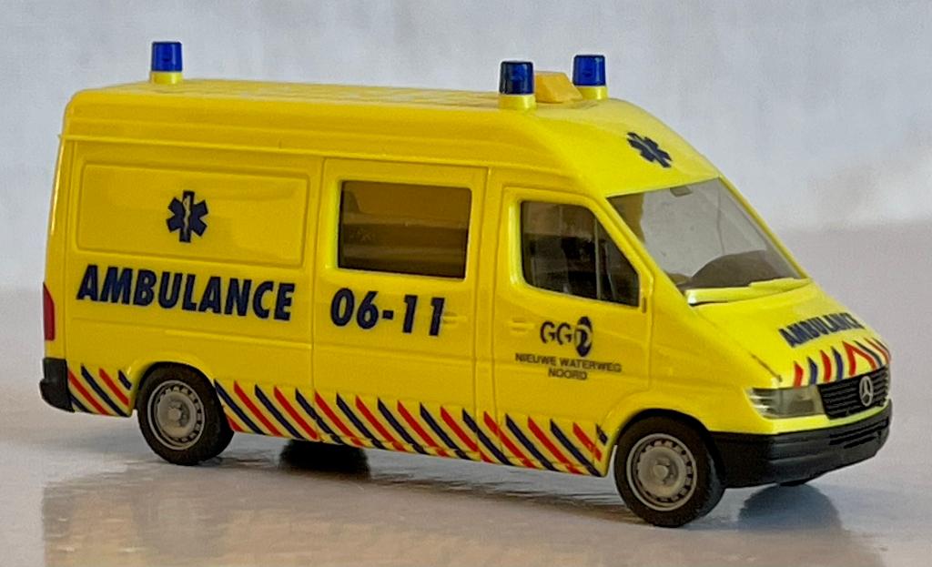 Herpa: Mercedes Sprinter Ambulance Nieuwe Waterweg Noord, Hobby en Vrije tijd, Modelauto's | 1:87, Ophalen of Verzenden, Zo goed als nieuw