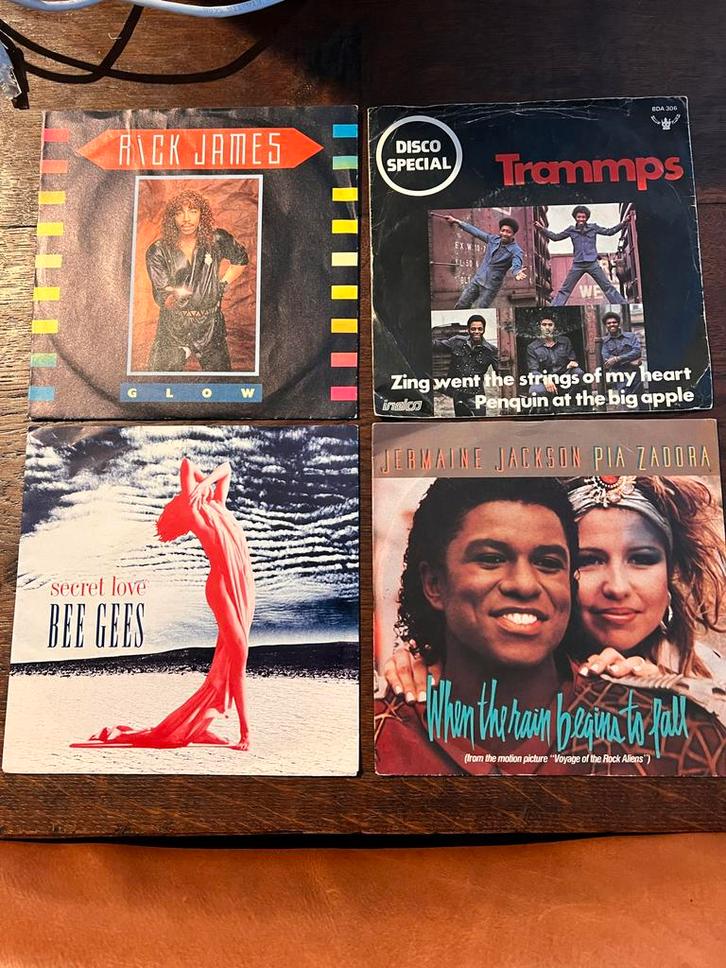 64 vinyl singles van o.a. Bee Gees, Genesis, Maywood, Cd's en Dvd's, Vinyl Singles, Gebruikt, Single, Pop, 7 inch, Ophalen of Verzenden