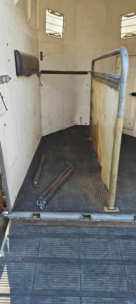 Borst- en bilstangen, plus afscheiding uit paardentrailer, Ophalen