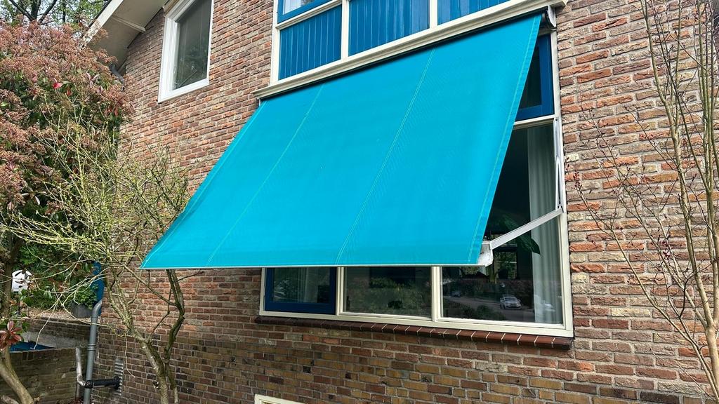 Elektrisch zonnescherm turqoise 3 meter, Gebruikt, Elektrisch, Ophalen of Verzenden, 150 tot 300 cm