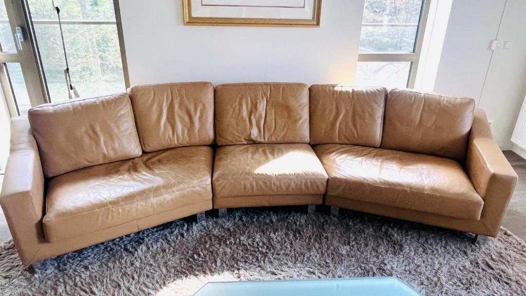 Bank LEOLUX leer 5 zits desert beige, Huis en Inrichting, Ophalen, Gebruikt, 300 cm of meer, Organisch modern design; tijdloze uitstraling