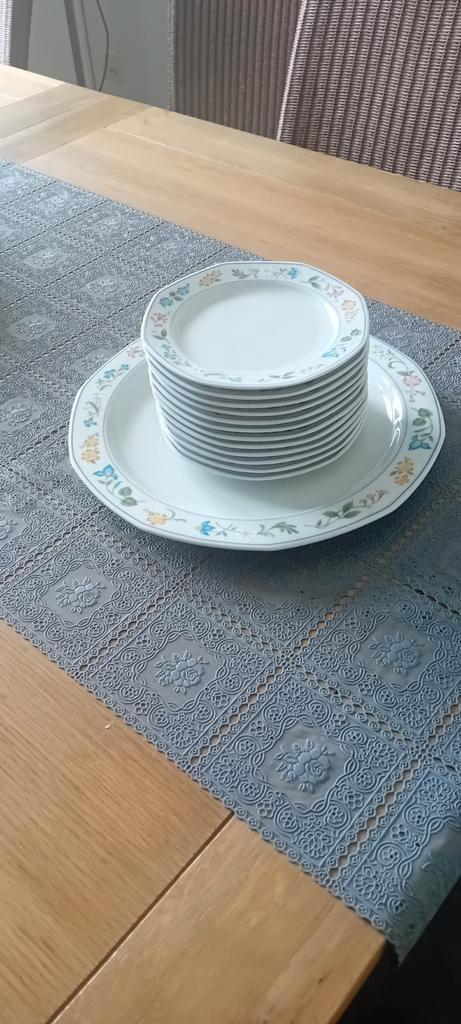 Wit gebakstel met bloemenrand, Huis en Inrichting, Keuken | Servies, Zo goed als nieuw, Bord(en), Overige stijlen, Aardewerk, Verzenden