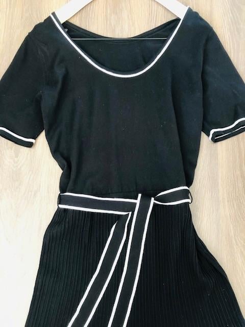 Expresso zwarte tricot jurk met klokrok mt. L, Zwart, Maat 42/44 (L), Zo goed als nieuw, Onder de knie