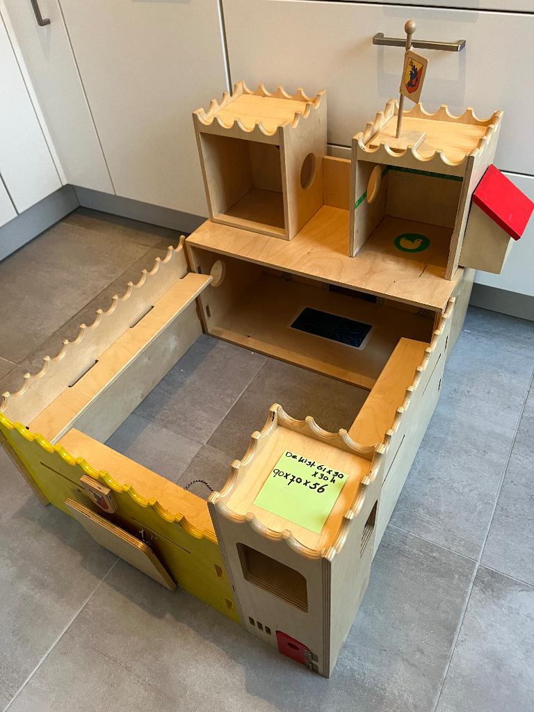 Prachtig houten kasteel in grote kist, Ophalen, Zo goed als nieuw