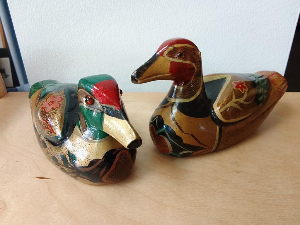 2 decoratieve houten eenden, handgeschilderd met glazen ogen, Antiek en Kunst, Ophalen of Verzenden