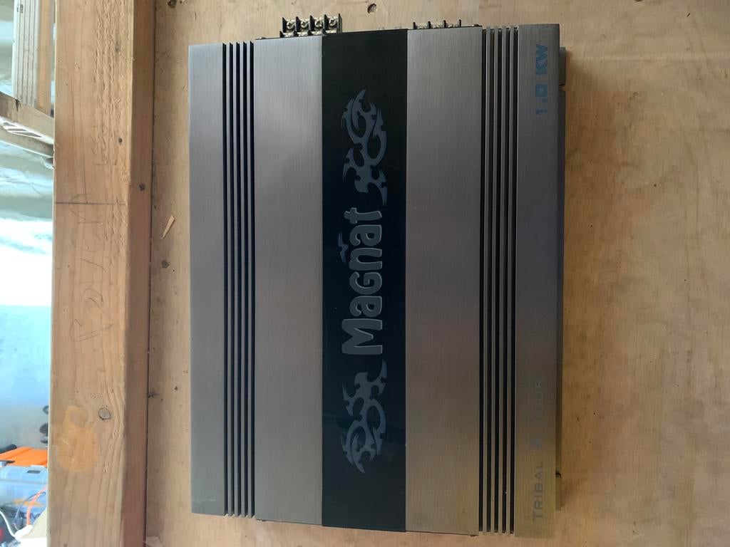 Subwoofer, 2 versterkers en condensator., Verzenden, Gebruikt