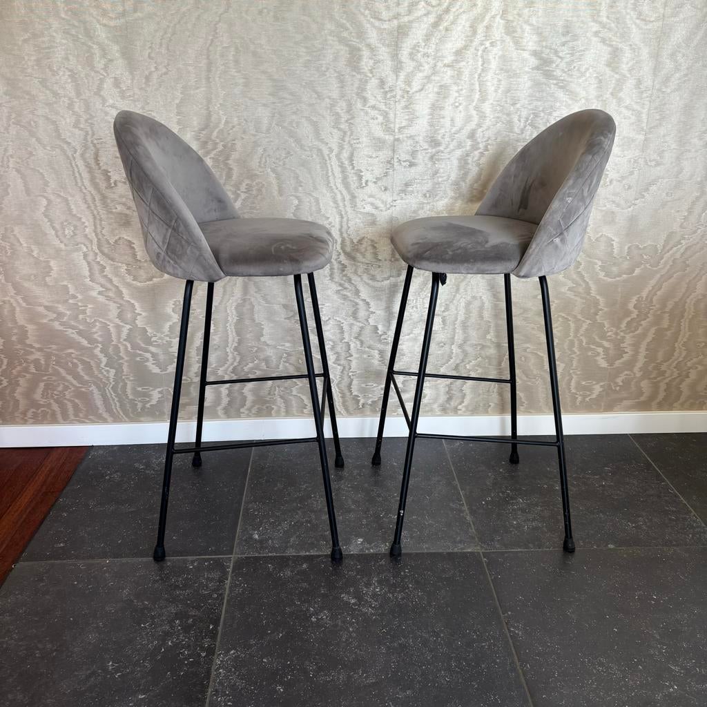 Twee luxe lichtgrijze barkrukken voor bar of kookeiland, Ophalen, Gebruikt