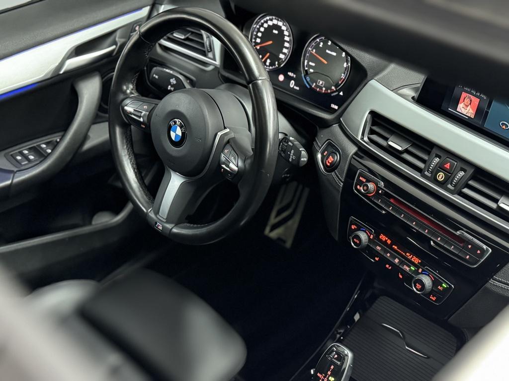 BMW X2 sDrive 18i M Sport AUT. 140PK PANO LEER LED CAM, Auto's, Automaat, Gebruikt, Euro 6, Wit