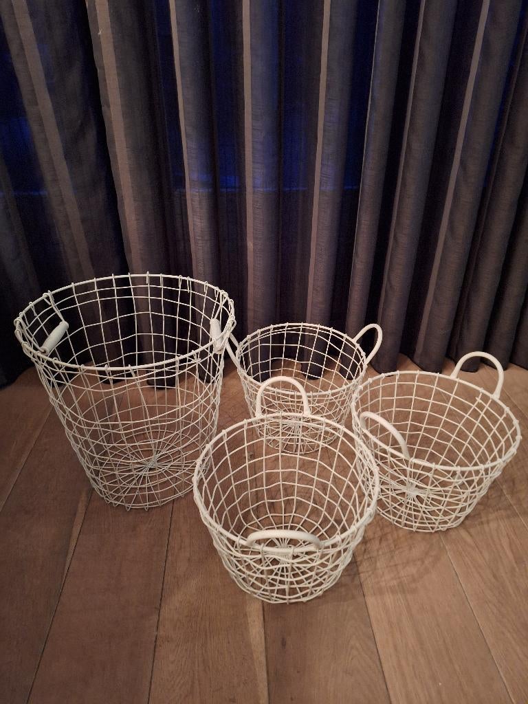 4 mooie witte draadmanden, Huis en Inrichting, Woonaccessoires | Schalen en Manden, Overige materialen, Mand, Rond, Ophalen of Verzenden