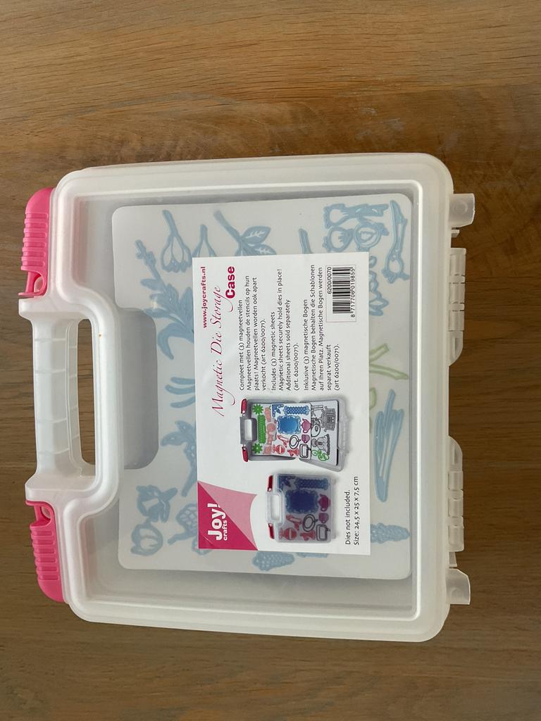 Koffer met 3 magneetplaten en 26 snijmallen. 29€, Ophalen of Verzenden, Zo goed als nieuw, Overige thema's, Pons of Mal