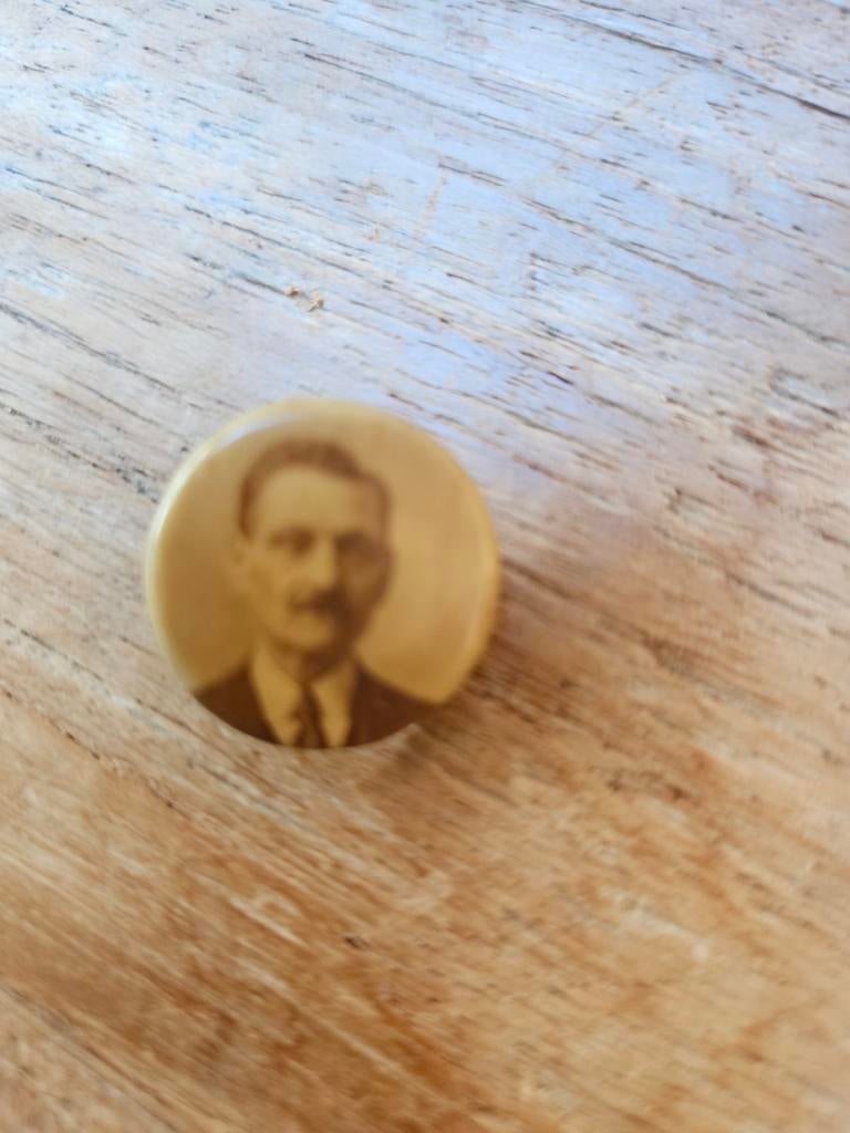 Vintage Speldje met Portret van Man, Verzamelen, Speldjes, Pins en Buttons, Ophalen of Verzenden, Gebruikt, Overige onderwerpen