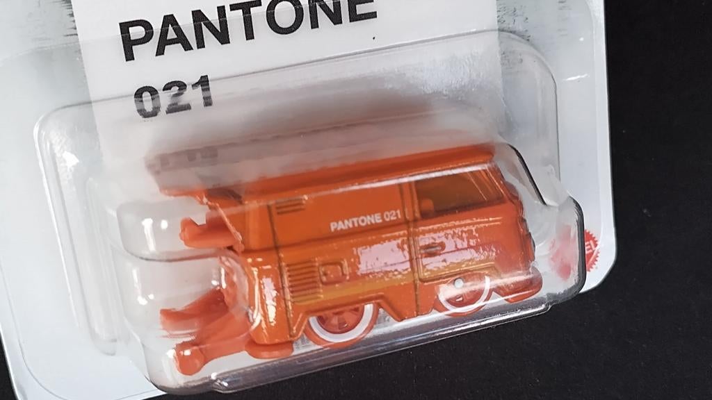 Volkswagen T1 vW  Kool Kombi 1:64 Hotwheels Pantone Pol, 1186 MJ 1 NL, Auto, Verzenden, Nieuw