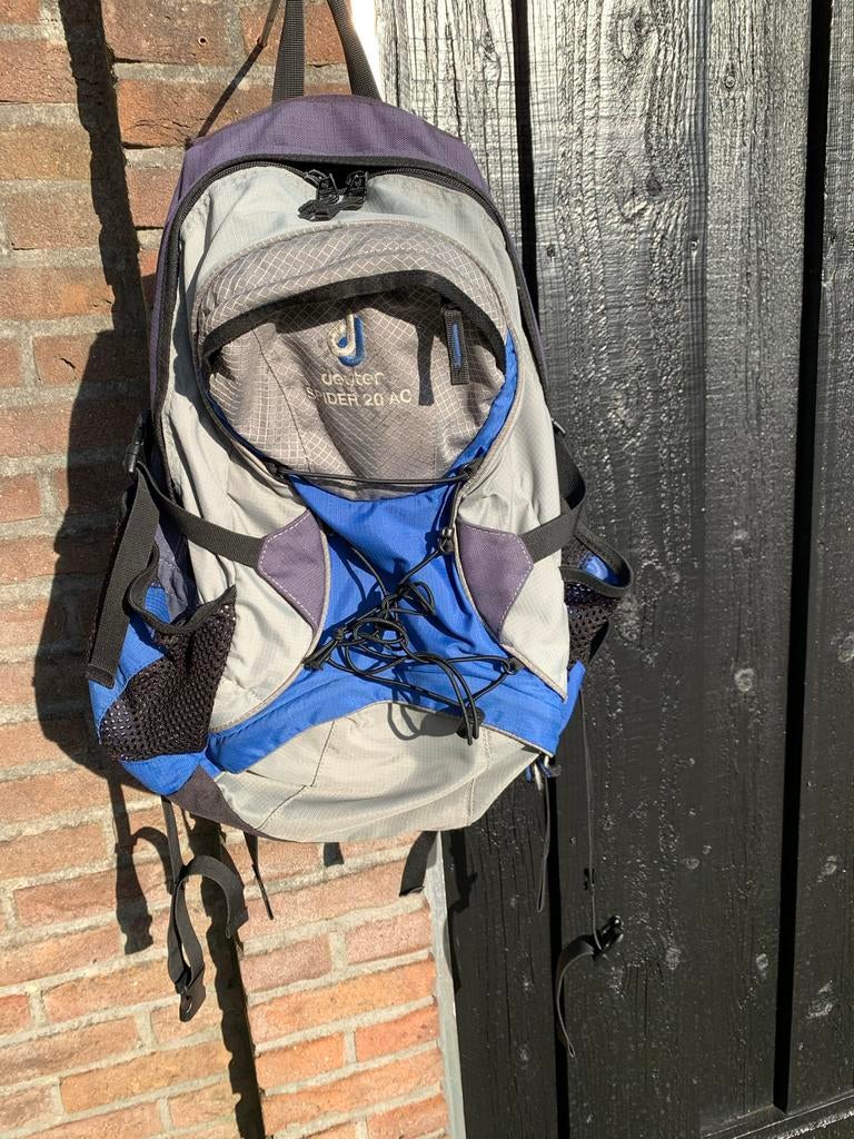 2 Rugtassen: Blauwe Deuter Spider & Rode Vaude(z.g.a.n.), Gebruikt, 25 tot 40 cm, Ophalen of Verzenden, Waterdicht
