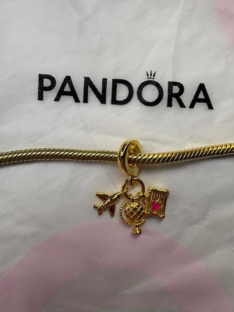 Pandora reis bedel goudkleurig met vliegtuig en wereldbol, Sieraden, Tassen en Uiterlijk, Bedels, Overige materialen, Pandora