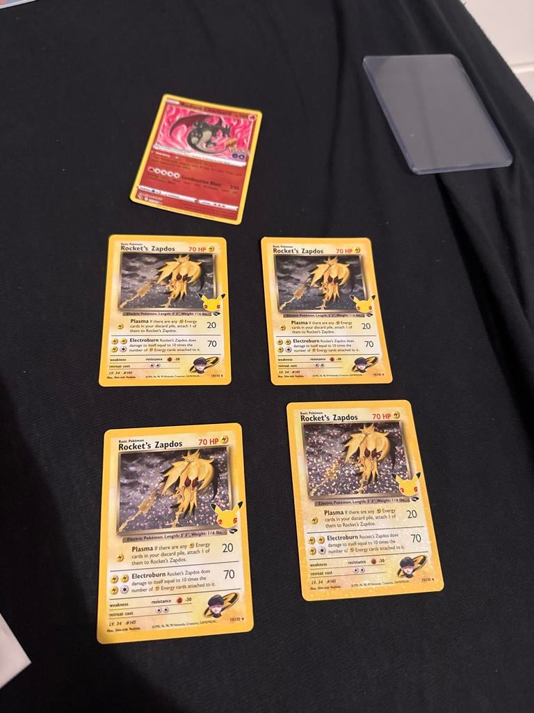 Originele Pokémon kaarten - Rocket's Zapdos & Charizard, Ophalen of Verzenden, Gebruikt, Meerdere kaarten, Foil