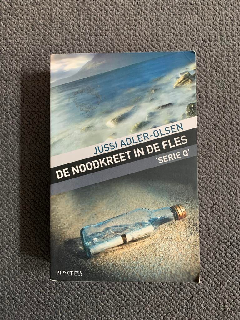 De Noodkreet in de Fles - Jussi Adler-Olsen, Ophalen of Verzenden, Gelezen, Scandinavië