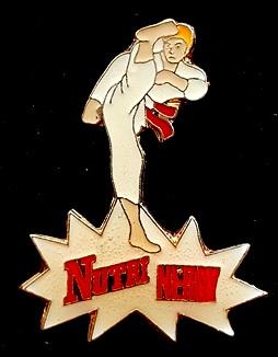 Judo- Nutri Nergi pin, Verzamelen, Verzenden, Nieuw, Transport, Speldje of Pin