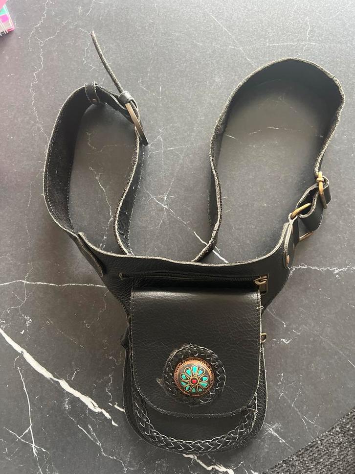 Leren heuptasje met turquoise detail, Sieraden, Tassen en Uiterlijk, Tassen | Damestassen, Gebruikt, Overige typen, Zwart, Ophalen of Verzenden