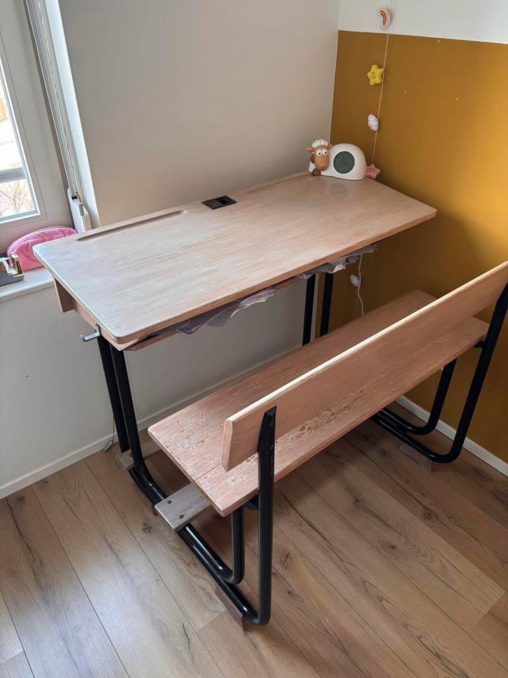 Retro school bureau, Huis en Inrichting, Bureaus, Gebruikt, Schoolbureau, Vintage, Hout, Bruin, Ophalen