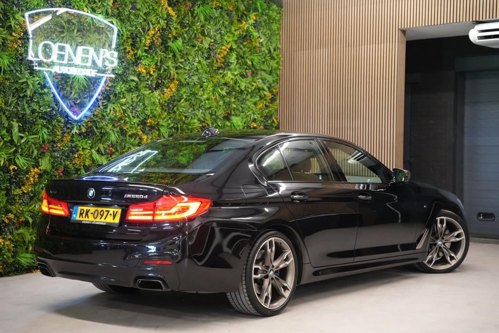 BMW 5-serie M550d xDrive M-Sport / HUD / Memory / PDC / Crui, Auto's, Automaat, Gebruikt, 2993 cc, 2000 kg