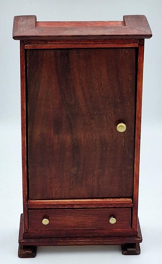 Kledingkast handgemaakt voor het poppenhuis, Ophalen of Verzenden, Zo goed als nieuw, Poppenhuis