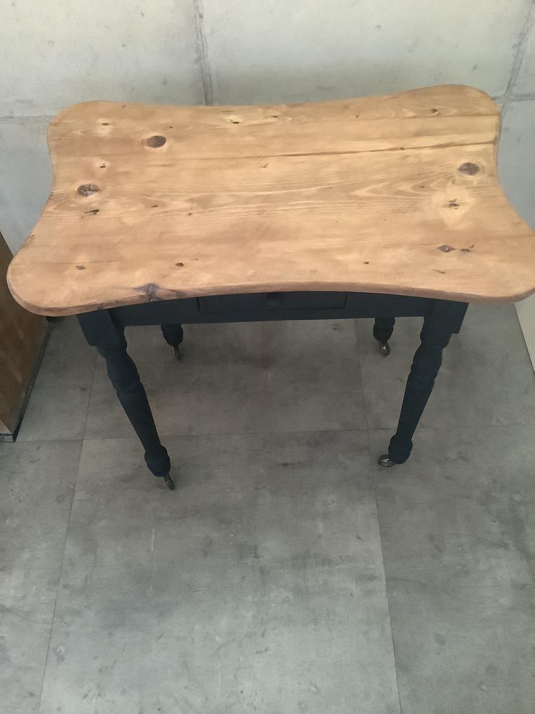Sidetable Engels vintage wieltjes €75, Huis en Inrichting, Krukjes, Ophalen, Zo goed als nieuw, Hout