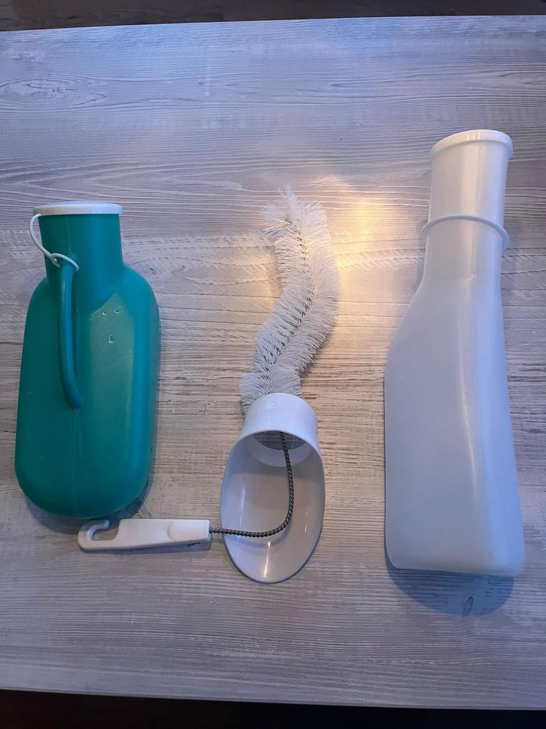 2 urineflessen met schoonmaakborstel, Diversen, Verpleegmiddelen, Ophalen of Verzenden, Zo goed als nieuw