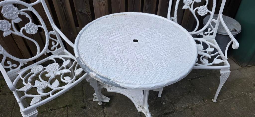 Wit gietijzeren tuin setje met 2 stoelen en tafel, Tuin en Terras, Overige materialen, Gebruikt, Tuinset, Eettafel