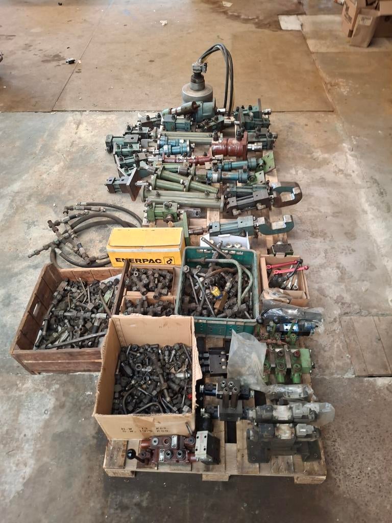 Partij hydrauliek onderdelen:cilinders,ventielen,koppelingen, Ophalen, Gebruikt