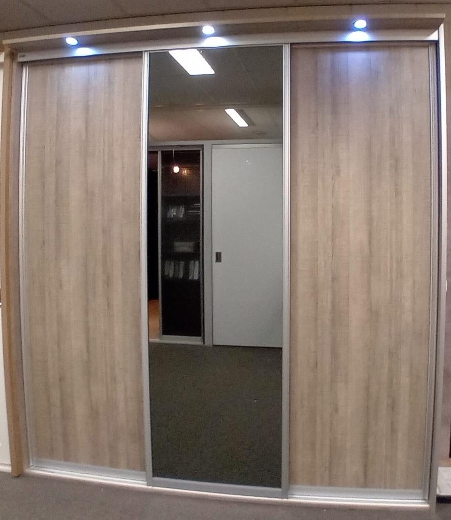 Kast met schuifdeuren compleet incl. interieur 339br.x225h., Ophalen, Met deur(en), 200 cm of meer, Overige materialen