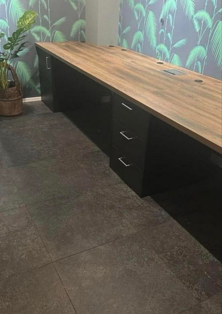 Groot bureau (4,60m) op maat gemaakt, deelbaar, Huis en Inrichting, Bureaus, Ophalen, Demontabel, Gebruikt, Hout