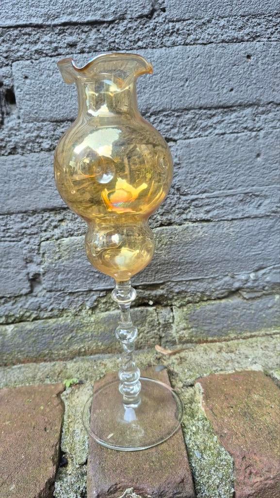 Bolvormige amberkleurige glazen vaas met gedraaide steel, Ophalen of Verzenden