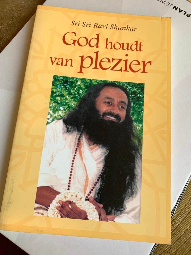 God houdt van plezier - Sri Sri Ravi Shankar, Boeken, Spiritualiteit algemeen, Ophalen of Verzenden, Zo goed als nieuw, Instructieboek