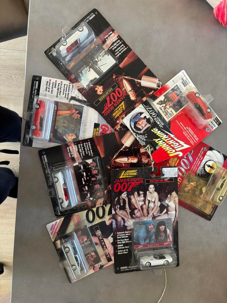 7 auto’s vanuit de verschillende films van 007, Ophalen of Verzenden, Zo goed als nieuw