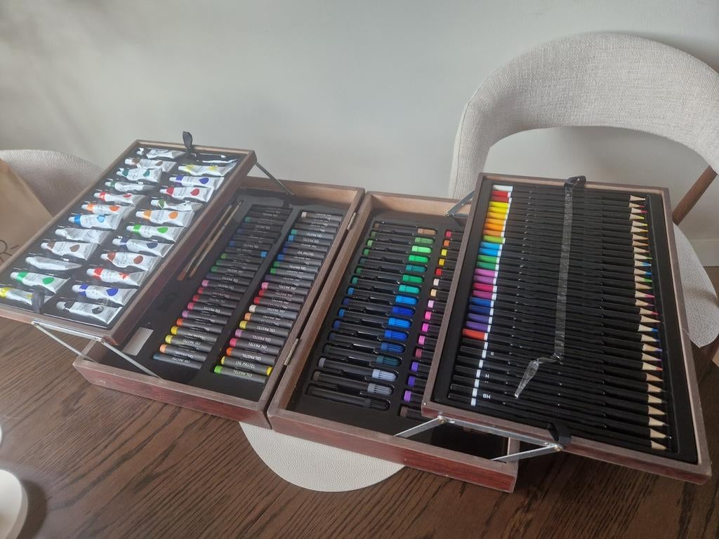Knutselkoffer met potloden, stiften, krijtjes en acrylverf, Ophalen, Potlood of Stift