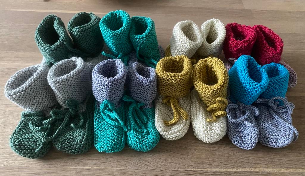 Gebreide baby slofjes sokjes in twee kleuren katoen, Ophalen of Verzenden, Nieuw, Jongetje of Meisje, Slofjes