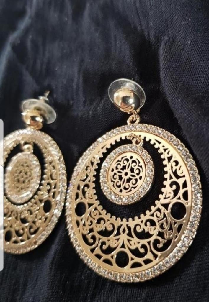 Prachtige Oorbellen met strass steentjes, Ophalen of Verzenden, Overige materialen, Met strass