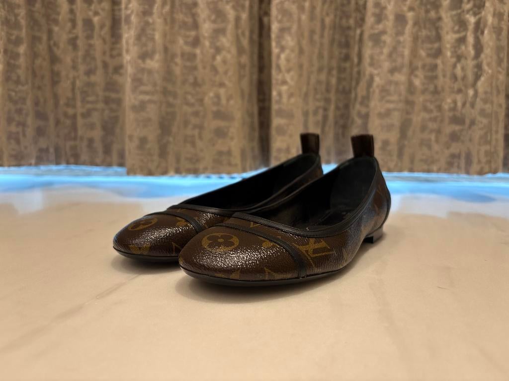 Louis Vuitton Monogram Revival ballerina's, Kleding | Dames, Schoenen, Ophalen of Verzenden, Gedragen, Bruin, Ballerina's