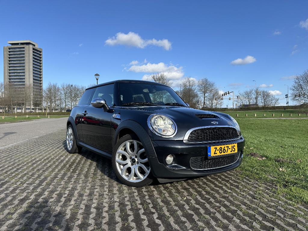 Mini Cooper S R56 (met nieuwe APK!), Voorwielaandrijving, 4 cilinders, 49 €/maand, Leder