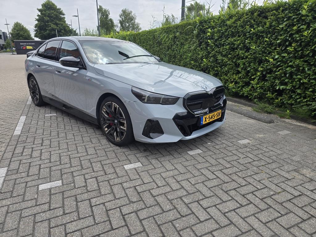 BMW i5 M60 601pk Xdrive 2024 Brooklyn Grey Full Options, Automaat, 81 kWh, Zwart, 2000 kg