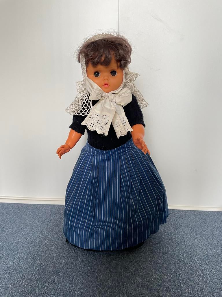 Pop in traditionele klederdracht met klompen, Moet weg!, Kinderen en Baby's, Speelgoed | Poppen, Gebruikt, Overige typen, Ophalen