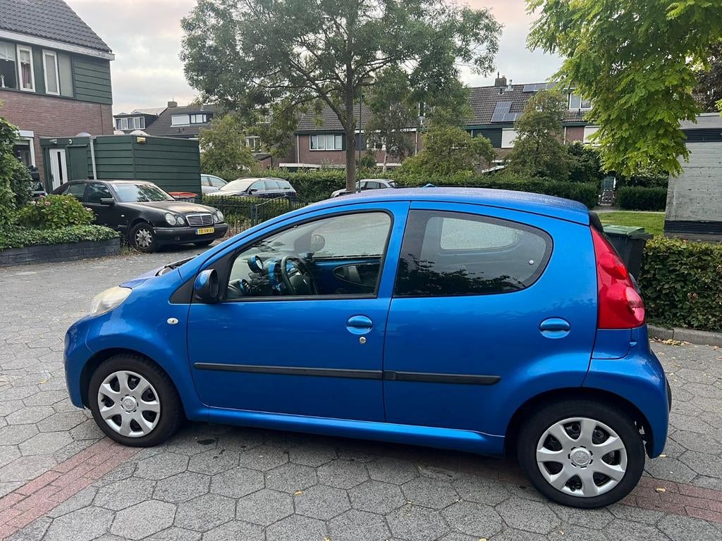 Peugeot 107 1.0 12V 5DR 2010 Blauw, Auto's, Voorwielaandrijving, 68 pk, Origineel Nederlands, Handgeschakeld
