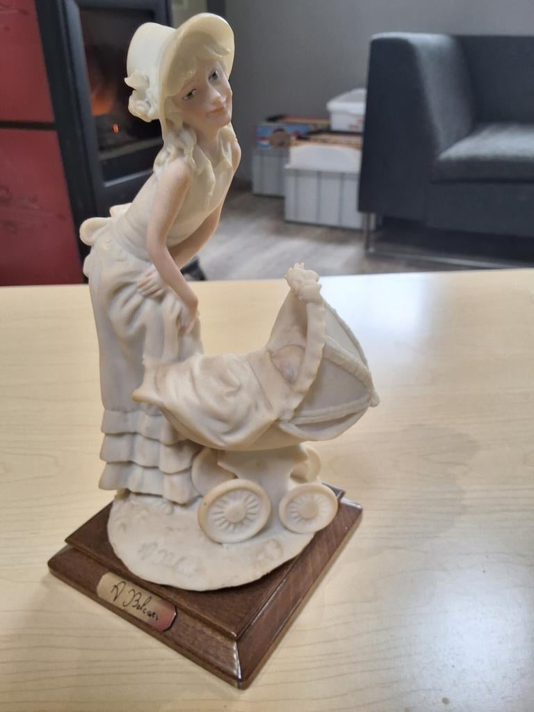 Beeldje van dame met kinderwagen - R. Belcari, Ophalen of Verzenden
