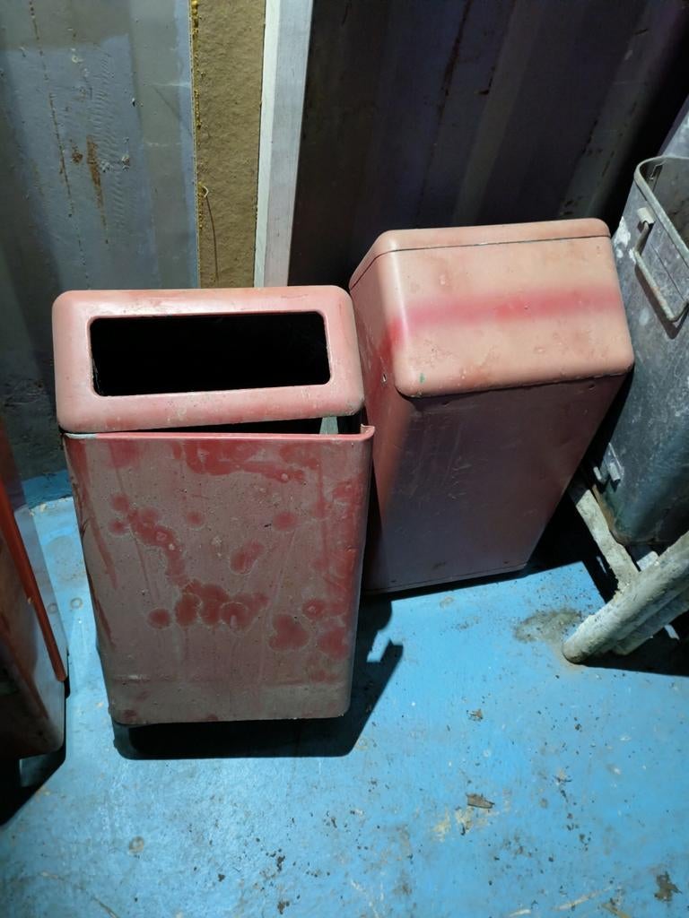 Twee rode afvalbakken voor buiten, Ophalen, Gebruikt, Metaal, 75 cm of meer