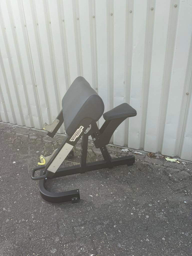 Technogym pure strength arm curl bench, Sport en Fitness, Ophalen, Fitnessbank