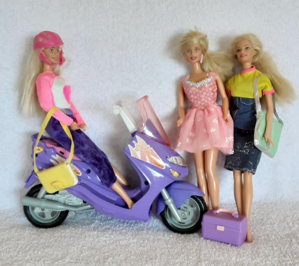 Barbie scooter en paar barbies met enkele accessoires, Ophalen of Verzenden, Gebruikt, Barbie