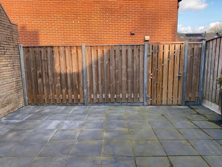 Schutting met deur en betonpalen - 525cm lang, Tuin en Terras, Schuttingen, Gebruikt, Hout, 1 tot 2 meter, 3 tot 6 meter, Ophalen